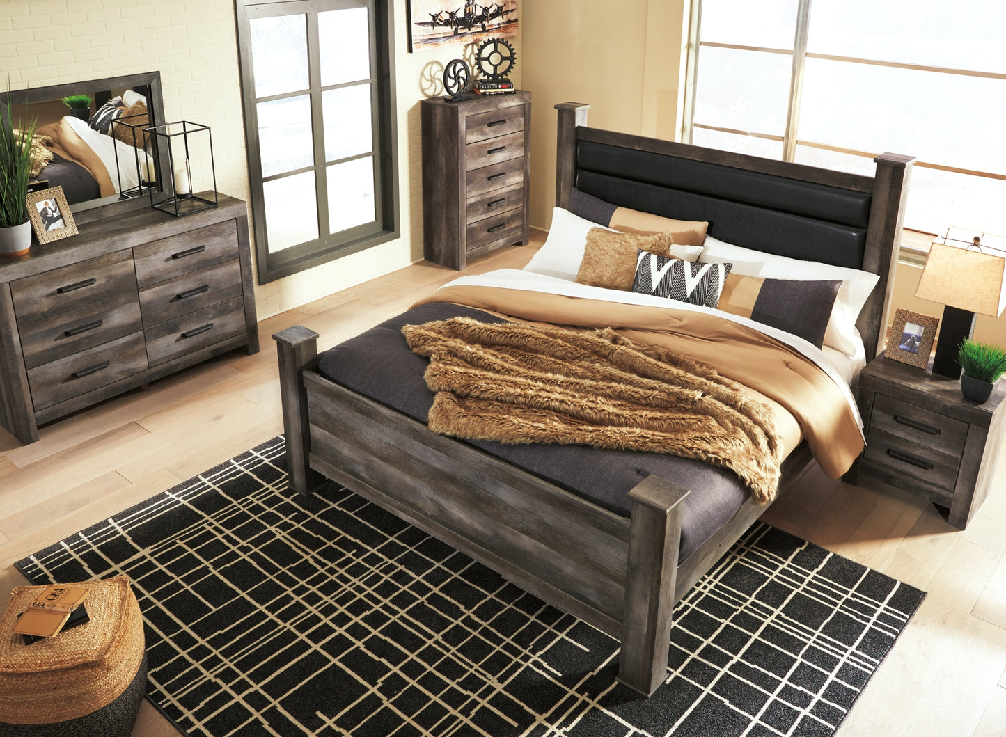 Wynnlow Upholstered Poster Bed