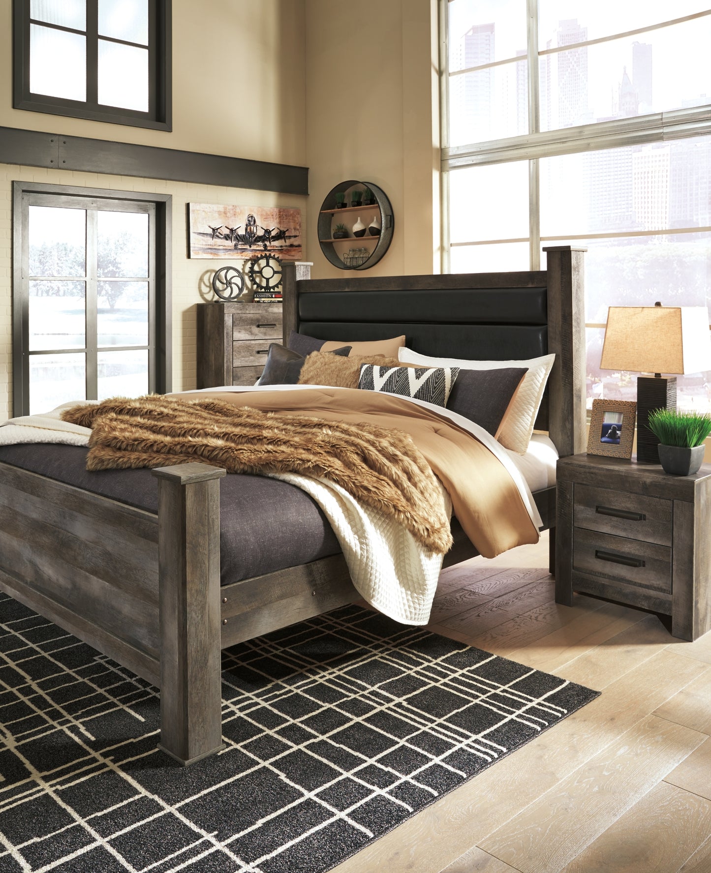 Wynnlow Upholstered Poster Bed