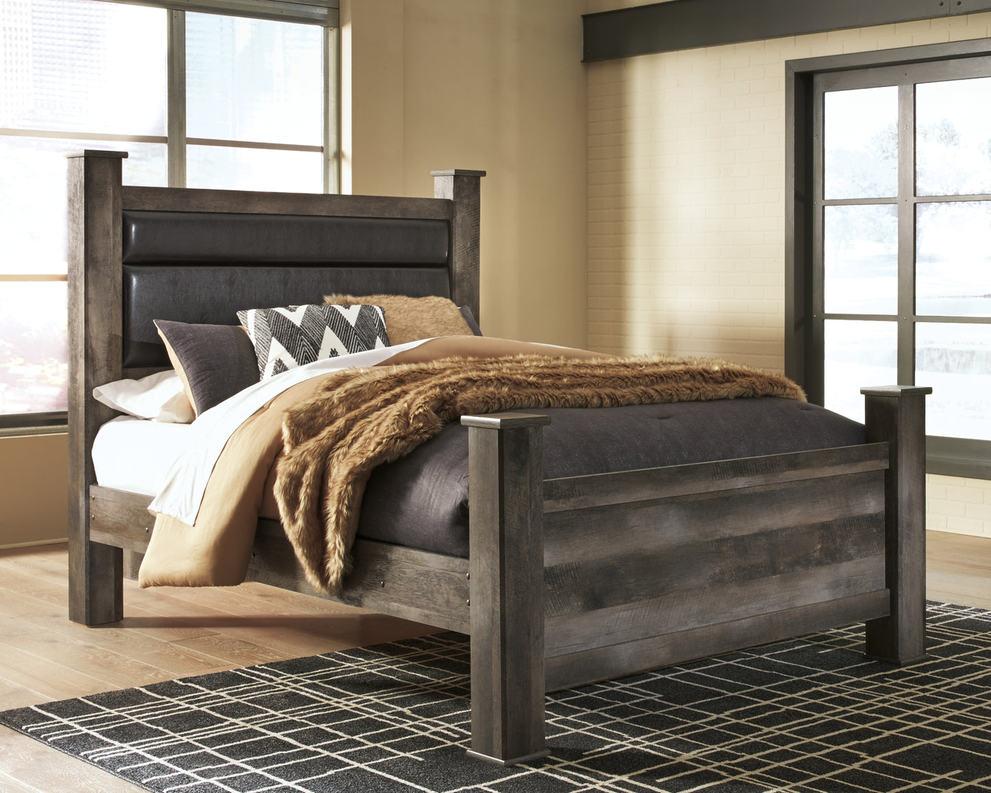 Wynnlow Upholstered Poster Bed