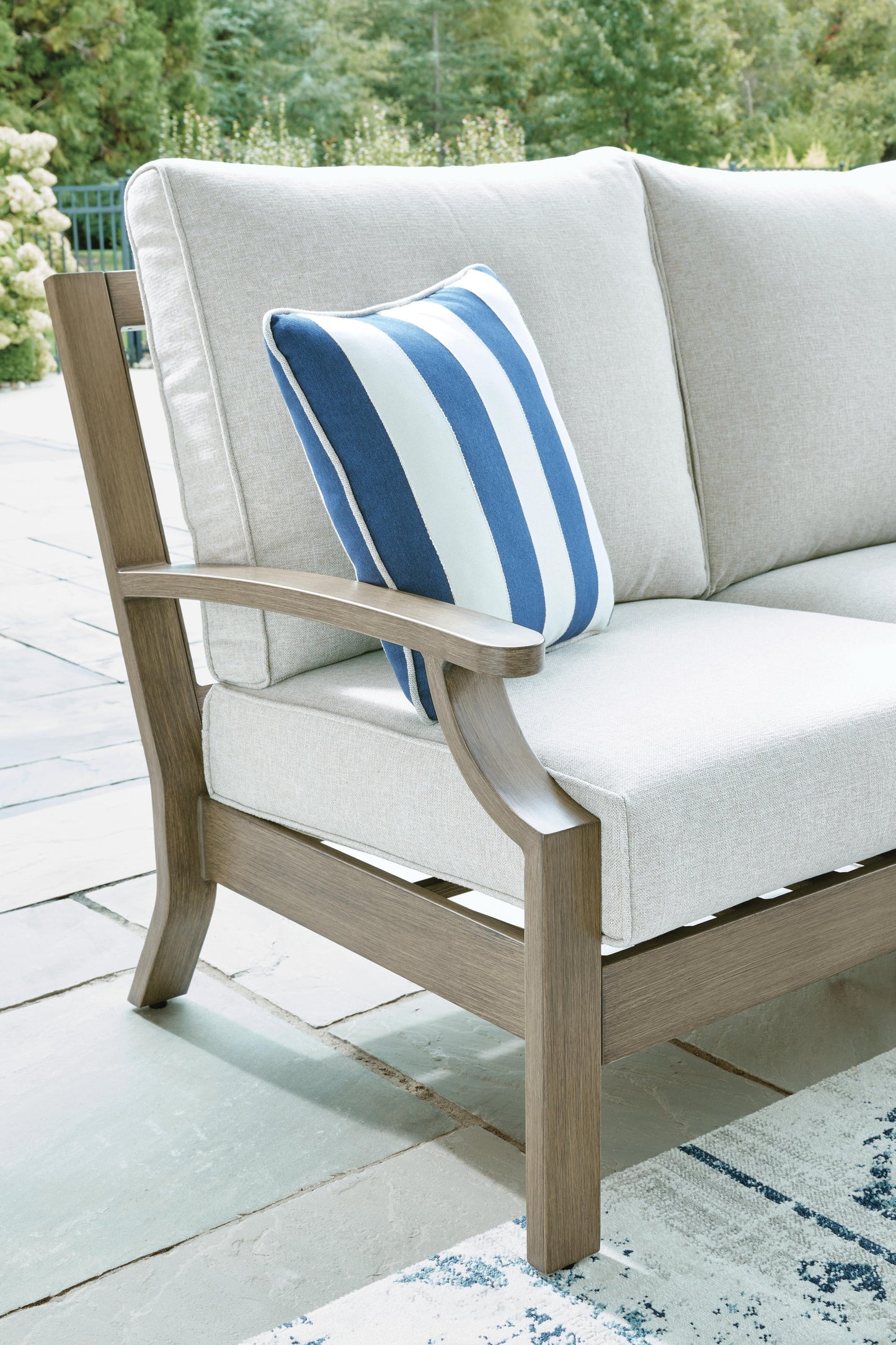 Rainier Ranch Loveseat w/Cushion
